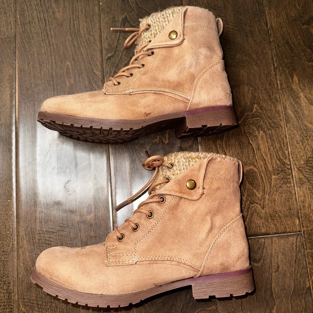 Rock & Candy Tavin Knit Cuff Lace Up Ankle Boot Taupe Beige Faux Suede Size 7.5